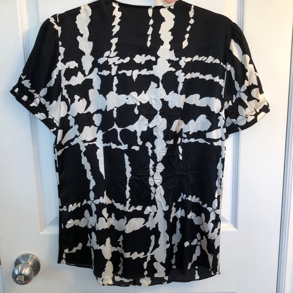 Banana Republic silky fitted blouse - Picture 3 of 5